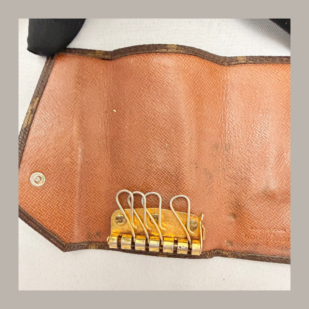 Louis Vuitton Vintage Monogram 6 Key Holder Case (Pre-owned)