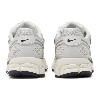 Nike Zoom Vomero 5 Photon Dust Plata Metálico (Mujer)