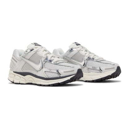 Nike Zoom Vomero 5 Photon Dust Plata Metálico (Mujer)