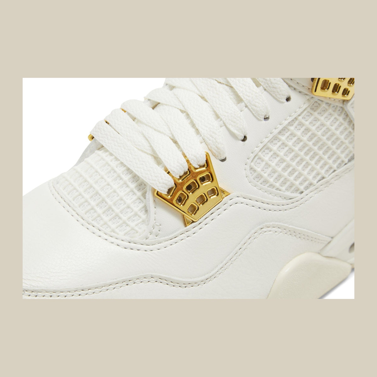Jordan 4 Retro Metallic Gold (Mujer)
